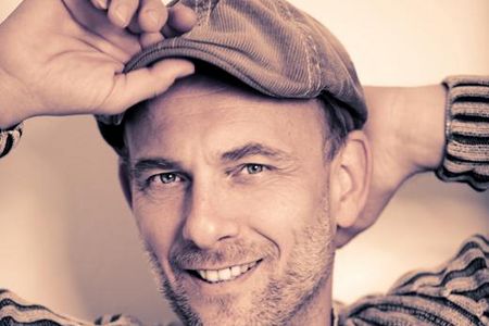 James Morrison, John McLaughlin, Richard Gaillano, Chris Barber, Joscho Stephan, Klazz Brothers und David Orlowsky kann man aus nächster Nähe belauschen, ja sogar meist direkt ‚auf die Finger sehen‘ - ein einmalig intensives Konzerterlebnis.