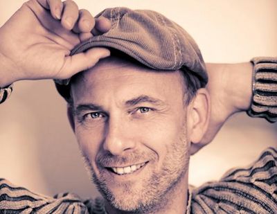 James Morrison, John McLaughlin, Richard Gaillano, Chris Barber, Joscho Stephan, Klazz Brothers und David Orlowsky kann man aus nächster Nähe belauschen, ja sogar meist direkt ‚auf die Finger sehen‘ - ein einmalig intensives Konzerterlebnis.