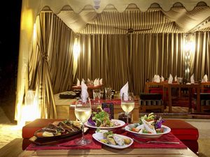 Das arabische Al Khaimah Restaurant des Centara Ras Fushi Resort & Spa auf den Malediven ermöglicht Dinieren im traditionellen Beduinenzelt Das arabische Al Khaimah Restaurant des Centara Ras Fushi Resort & Spa auf den Malediven ermöglicht Dinieren im traditionellen Beduinenzelt