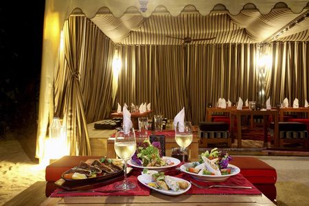 Das arabische Al Khaimah Restaurant des Centara Ras Fushi Resort & Spa auf den Malediven ermöglicht Dinieren im traditionellen Beduinenzelt