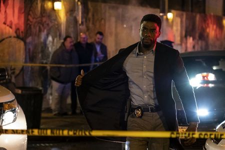 Chadwick Boseman erhaelt in 21 BRIDGES eine Chance zur Wiedergutmachung, er soll die Taeter schnappen