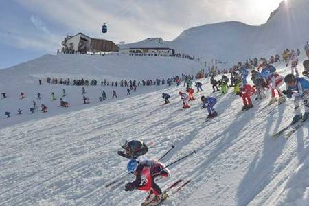 Startschuss am Vallugagrat – beim Kultrennen „Der weisse Rausch“ in St. Anton am Arlberg messen sich am 22. April 2023 erneut hunderte internationale Athleten
