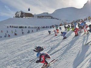 Startschuss am Vallugagrat – beim Kultrennen „Der weisse Rausch“ in St. Anton am Arlberg messen sich am 22. April 2023 erneut hunderte internationale Athleten Startschuss am Vallugagrat – beim Kultrennen „Der weisse Rausch“ in St. Anton am Arlberg messen sich am 22. April 2023 erneut hunderte internationale Athleten