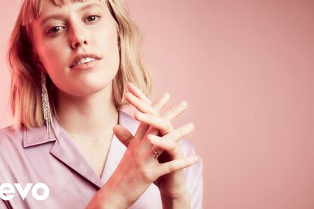 LEA veroeffentlicht ihre Treppenhaus -Deluxe Version mit 16 neuen Songs