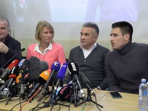 Perfektes Netflix-Material: Novak Djokovics Familie auf ihrer schon jetzt legendären Pressekonferenz Perfektes Netflix-Material: Novak Djokovics Familie auf ihrer schon jetzt legendären Pressekonferenz
