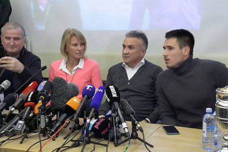 Perfektes Netflix-Material: Novak Djokovics Familie auf ihrer schon jetzt legendären Pressekonferenz