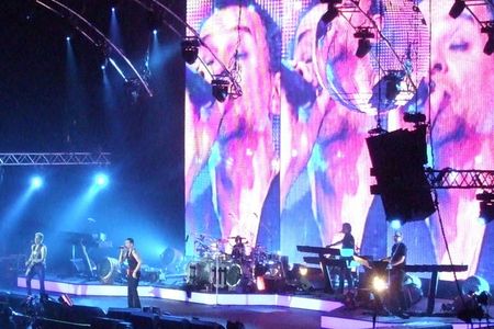 Depeche Mode, die Band, die den Sound der modernen Musik neu definiert hat, starten 2013 in Europa einen neuen, aufsehenerregenden Live-Zyklus. Herzstück der Tour, die zweifelsfrei Kult-Charakter hat, ist Deutschland mit sieben Stadionkonzerten im Juni/Juli. Stadionkonzerte in München, Stuttgart, Frankfurt,
