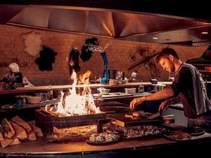 In der Showküche des Jungbrunn Grill geht es heiß her – und dies ist nur eines von vielen Highlights in den drei Restaurants, die der österreichische Gutzeitort beherbergt