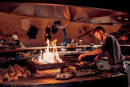 In der Showküche des Jungbrunn Grill geht es heiß her – und dies ist nur eines von vielen Highlights in den drei Restaurants, die der österreichische Gutzeitort beherbergt