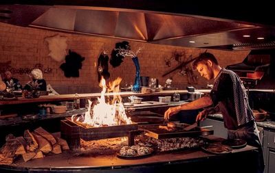 In der Showküche des Jungbrunn Grill geht es heiß her – und dies ist nur eines von vielen Highlights in den drei Restaurants, die der österreichische Gutzeitort beherbergt