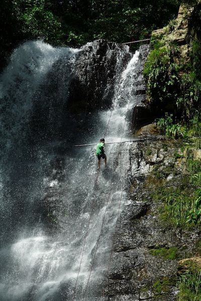 Kolumbien Klettern am Wasserfall