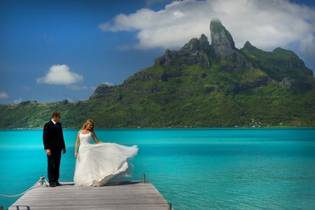 Reisen St Regis Bora Bora Resort Hochzeitspaar am Strand