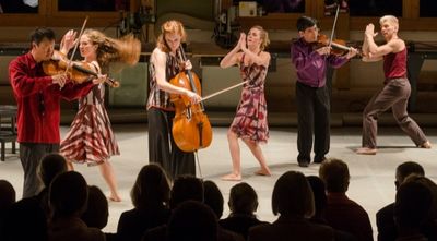 Unter dem Namen StringWreck traten das Del Sol String Quartet und die Moulton Garrett Dancers am Tanztheater auf