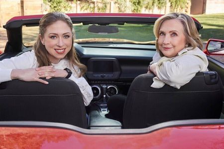 Hillary und Chelsea Clinton besuchen für Apple TV+ starke Frauen