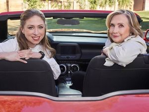 Hillary und Chelsea Clinton besuchen für Apple TV+ starke Frauen