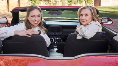 Hillary und Chelsea Clinton besuchen für Apple TV+ starke Frauen