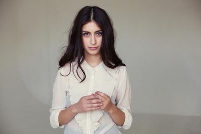 Elif bastelt ihre Welt – und sie erlebt sich selbst in den Liedern, die sie schreibt.