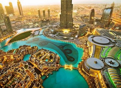 Den luxurioesesten Ort der Welt aus der Vogelperspektive erleben Gaeste des Conrad Dubai über Dubais Skyline bei einem Fallschirmflug