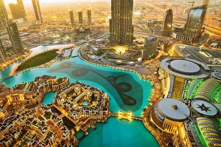 Den luxurioesesten Ort der Welt aus der Vogelperspektive erleben Gaeste des Conrad Dubai über Dubais Skyline bei einem Fallschirmflug