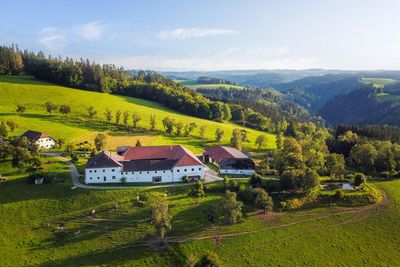 Das Kleebauer Hof Retreat Center im oberösterreichischen Mühlviertel bietet Gästen tägliche Yoga-Stunden und abwechslungsreiche Natur