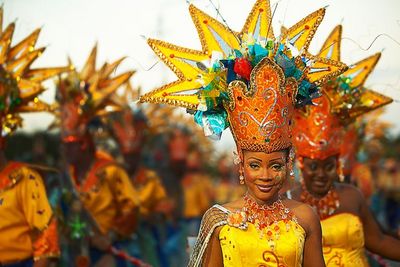 Hartgesottene Karnevalisten feiern Karneval unter der karibischen Sonne auf Curacao
