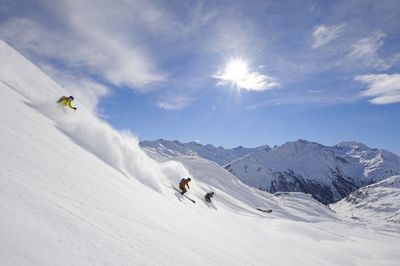 Pistenhunger und Sonne satt – bis 22. April 2018 begrueßt die Urlaubsregion St. Anton am Arlberg ihre Wintersportgaeste zum Fruehjahrsskilauf