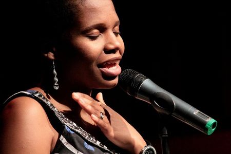 Tutu Puoane gibt ein Live-Konzert im Programm des Duisburger AKZENTE-Festivals 2022