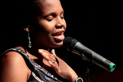 Tutu Puoane gibt ein Live-Konzert im Programm des Duisburger AKZENTE-Festivals 2022