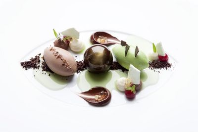 Sabine Teubler, Küchenchef Peter Niemann, 2-Sterne-Koch Andreas Krolik, Falk Richter, Chefkoch Michael Grünbacher, 2-Sterne-Koch Thomas Kellermann Saibling, 2-Sterne Koch Heinz Winkler und Küchenchef Michael Fell verwoehnen ihre Gaeste mit Wildgerichten