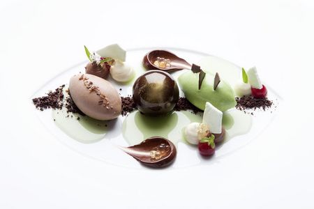 Sabine Teubler, Küchenchef Peter Niemann, 2-Sterne-Koch Andreas Krolik, Falk Richter, Chefkoch Michael Grünbacher, 2-Sterne-Koch Thomas Kellermann Saibling, 2-Sterne Koch Heinz Winkler und Küchenchef Michael Fell verwoehnen ihre Gaeste mit Wildgerichten