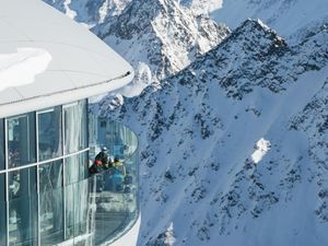 Treffpunkt für Genießer*innen: Das Café 3440 am Pitztaler Gletscher Treffpunkt für Genießer*innen: Das Café 3440 am Pitztaler Gletscher