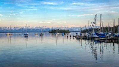 Seeblick mit Alpenpanorama – Gäste des Hotel Vier Jahreszeiten Starnberg erkunden die Region Starnberg-Ammersee ab Lobby zum Beispiel per Leih-Bike