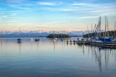 Seeblick mit Alpenpanorama – Gäste des Hotel Vier Jahreszeiten Starnberg erkunden die Region Starnberg-Ammersee ab Lobby zum Beispiel per Leih-Bike