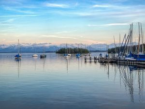Seeblick mit Alpenpanorama – Gäste des Hotel Vier Jahreszeiten Starnberg erkunden die Region Starnberg-Ammersee ab Lobby zum Beispiel per Leih-Bike