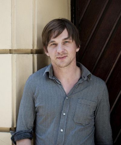 Verleger Markus Hablizel stellt seinen Autor Wolfgang Froemberg vor
