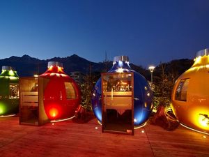 Beim Dinner in einer der Kugln auf dem Platz vor der Therme Meran speisen Gäste entspannt inmitten des Weihnachtsmarkt-Trubels der Südtiroler Kurstadt Beim Dinner in einer der Kugln auf dem Platz vor der Therme Meran speisen Gäste entspannt inmitten des Weihnachtsmarkt-Trubels der Südtiroler Kurstadt