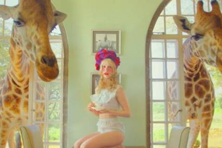 Neues Video von Petite Meller