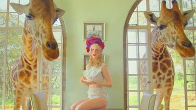 Neues Video von Petite Meller