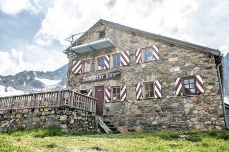 Um die Darmstädter Hütte und die mächtige Kuchenspitze (3.148 Meter) befinden sich sieben Klettergärten