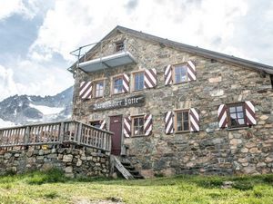 Um die Darmstädter Hütte und die mächtige Kuchenspitze (3.148 Meter) befinden sich sieben Klettergärten Um die Darmstädter Hütte und die mächtige Kuchenspitze (3.148 Meter) befinden sich sieben Klettergärten