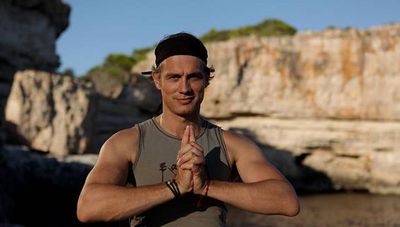 Schauspieler und Yogalehrer Ralf Bauer ist nur einer von vielen Hochkarätern auf dem Yoga & Musik Festival „Om am See“, das 2023 zum zweiten Mal im und rund um das Füssener Festspielhaus Neuschwanstein im Allgäu stattfindet