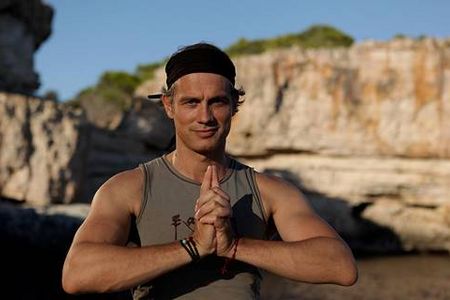 Schauspieler und Yogalehrer Ralf Bauer ist nur einer von vielen Hochkarätern auf dem Yoga & Musik Festival „Om am See“, das 2023 zum zweiten Mal im und rund um das Füssener Festspielhaus Neuschwanstein im Allgäu stattfindet