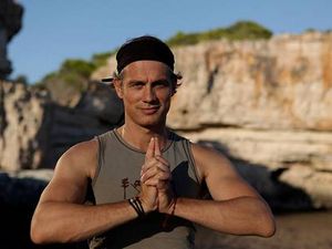 Schauspieler und Yogalehrer Ralf Bauer ist nur einer von vielen Hochkarätern auf dem Yoga & Musik Festival „Om am See“, das 2023 zum zweiten Mal im und rund um das Füssener Festspielhaus Neuschwanstein im Allgäu stattfindet Schauspieler und Yogalehrer Ralf Bauer ist nur einer von vielen Hochkarätern auf dem Yoga & Musik Festival „Om am See“, das 2023 zum zweiten Mal im und rund um das Füssener Festspielhaus Neuschwanstein im Allgäu stattfindet