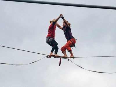 Spektakulär: Zwischendurch zeigen Profis bei den Highline-Shows, was sie können