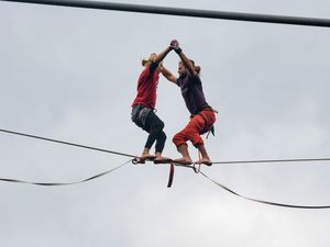 Spektakulär: Zwischendurch zeigen Profis bei den Highline-Shows, was sie können Spektakulär: Zwischendurch zeigen Profis bei den Highline-Shows, was sie können