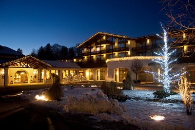 Ob in der Weihnachtszeit oder zum Jahreswechsel – Der Alpenhof Murnau glänzt mit exklusiven Pauschalen. Das Arrangement Weihnachtsfeiertage bietet im Zeitraum vom 22. bis 27. Dezember vier Übernachtungen im stilvollen Doppelzimmer mit Blick auf das verschneite Wettersteinmassiv sowie zwei Verwöhnmenüs im Hofmann’s Restaurant ab 570 Euro pro Person.
