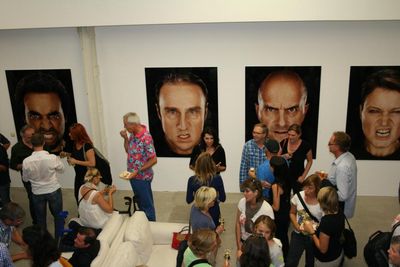 Entspannte Gaeste in der Ausstellung ZORN.