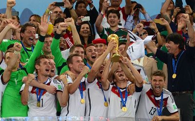 Die Spitzenverdiener unter den deutschen Nationalspielern sind Torwart Manuel Neuer und Stuermer Thomas Mueller, beide verdienen 15 Millionen im Jahr