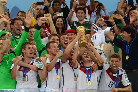 Die Spitzenverdiener unter den deutschen Nationalspielern sind Torwart Manuel Neuer und Stuermer Thomas Mueller, beide verdienen 15 Millionen im Jahr