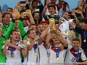 Die Spitzenverdiener unter den deutschen Nationalspielern sind Torwart Manuel Neuer und Stuermer Thomas Mueller, beide verdienen 15 Millionen im Jahr Die Spitzenverdiener unter den deutschen Nationalspielern sind Torwart Manuel Neuer und Stuermer Thomas Mueller, beide verdienen 15 Millionen im Jahr